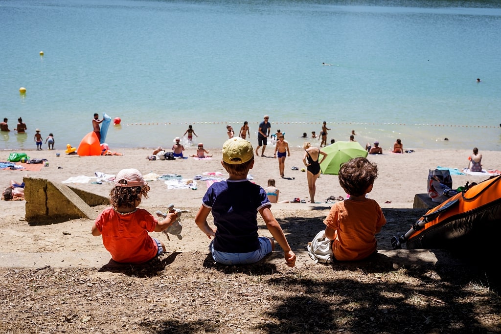 Enfants sur la plage du lac de Montbel
