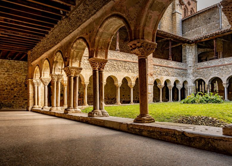 Visite du cloitre roman, de la cathédrale de Saint-Lizier et du Trésor des Evêques