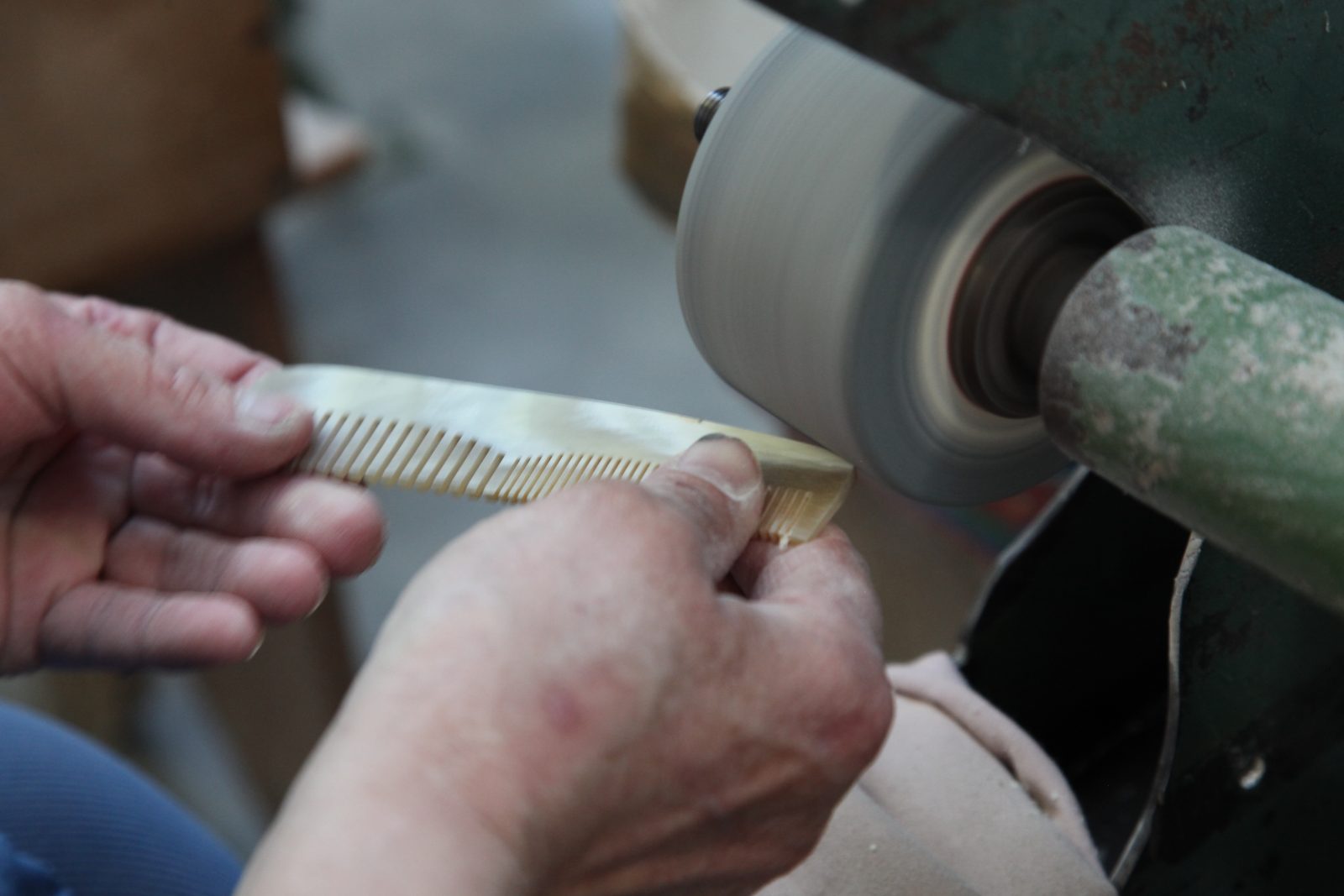Peigne coiffeur corne véritable fabrication artisanale Ariège - Peignes