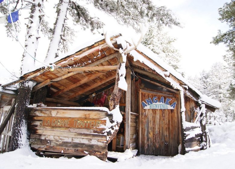 Nuit nomade sous tipi/yourte et raquettes à neige – Angaka Village Nordique