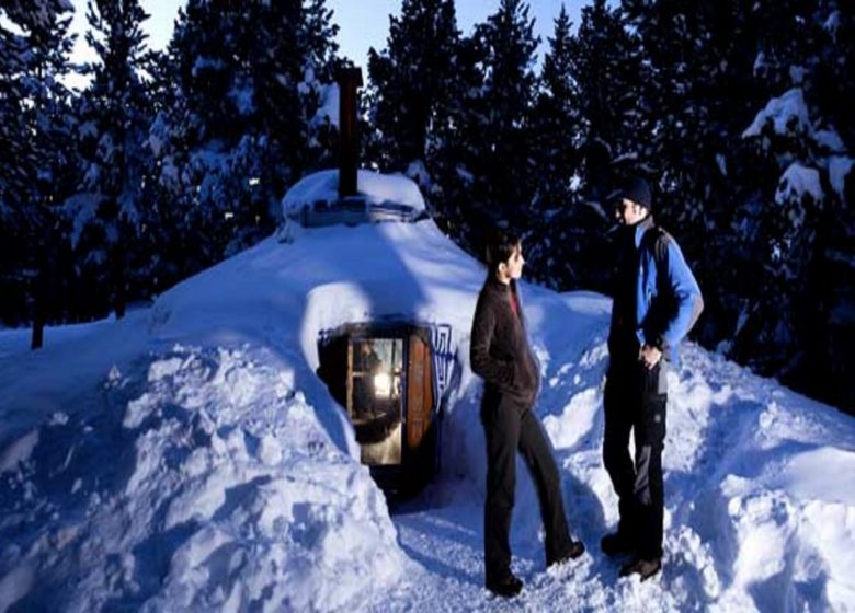 Nuit nomade sous tipi/yourte et raquettes à neige – Angaka Village Nordique