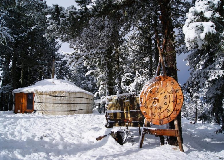 Nuit nomade sous tipi/yourte et raquettes à neige – Angaka Village Nordique