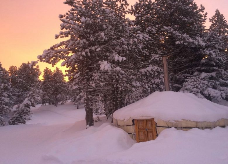 Nuit nomade sous tipi/yourte et raquettes à neige – Angaka Village Nordique