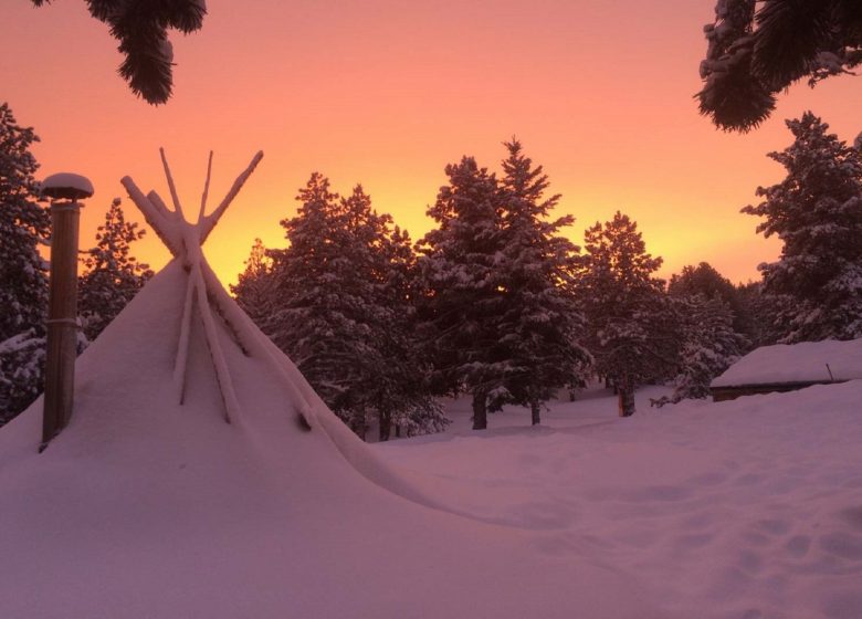 Nuit nomade sous tipi/yourte et raquettes à neige – Angaka Village Nordique