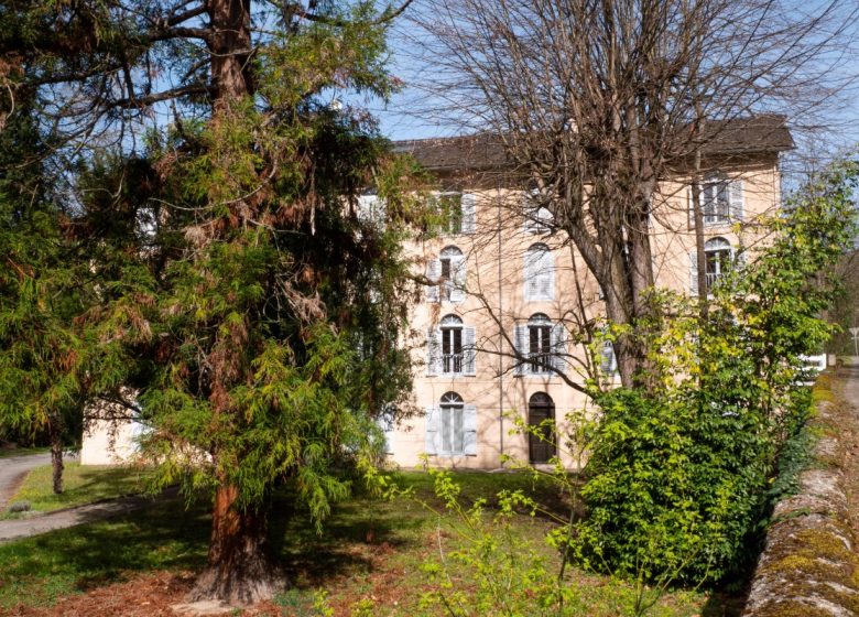 La pierre au bord de l’eau – Gîte près de la cure Ornolac Ussat-les-Bains