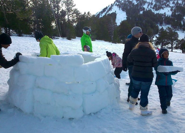 Ma famille trappeur et son igloo avec le Bureau des Guides