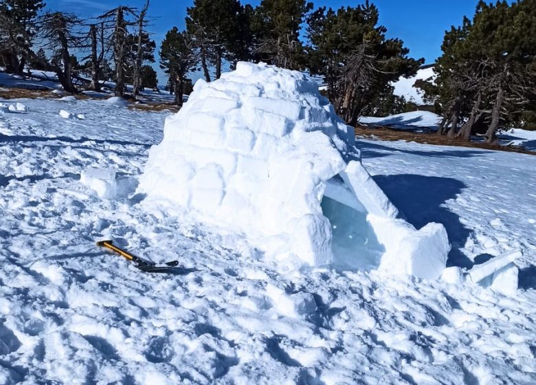 Le village d’Igloo avec le Bureau des Guides